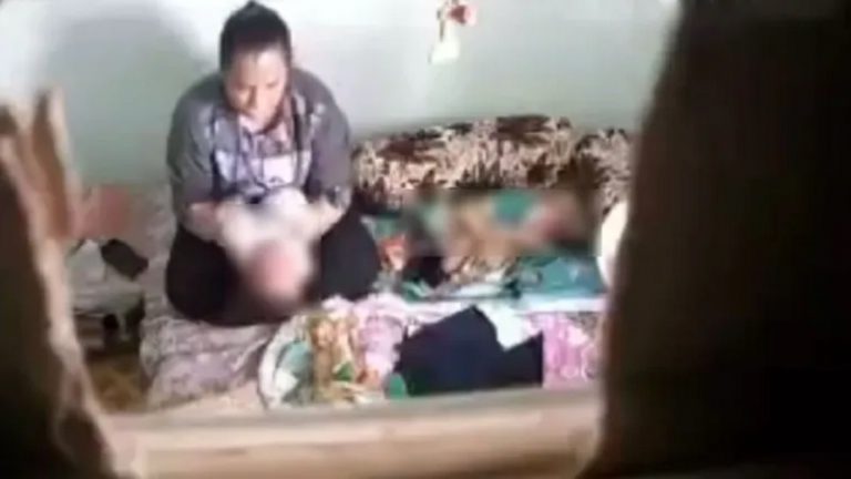 नैनी ने 8 महीने की बच्ची को पटका, बिस्तर पर कई बार सिर दे मारा, बाल नोचे, थप्पड़ मारे: कैमरे में कैद हुई घटना, ICU में चल रहा इलाज