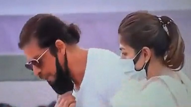 ‘लता मंगेशकर की अंत्येष्टि के दौरान SRK ने थूका?’: लोग पूछ रहे सवाल, कुछ ने बताया दुआ का तरीका तो कुछ ने मास्क को माना कारण