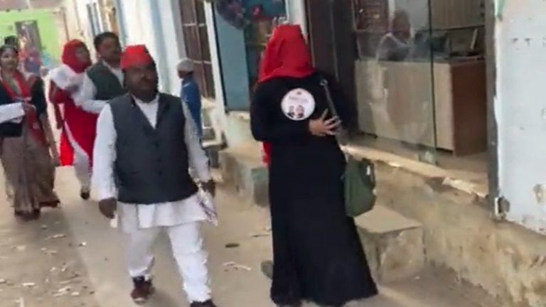 ‘लाल टोपी के कारनामे’: सपा कार्यकर्ता ने बुर्कानशीं महिला की पीठ पर चिपकाया स्टीकर, समर्थकों ने कहा – ये सहकर्मी के साथ मजाक