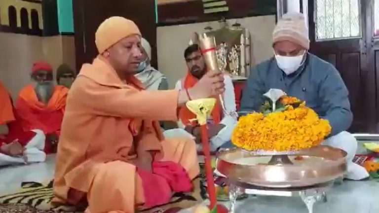 गोरखनाथ मंदिर में रुद्राभिषेक कर CM योगी ने भरा नामांकन का पर्चा, अमित शाह ने कहा – BJP फिर से जाएगी 300 पार