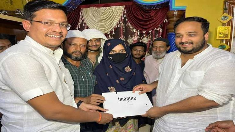 कर्नाटक में बुर्का पहन ‘अल्लाह-हू-अकबर’ चिल्लाने वाली मुस्कान को कॉन्ग्रेसी नेता ने दिया iPhone, बताया शेरनी, जमात दे चुका है ₹5 लाख
