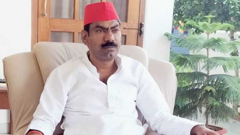 ‘सपा प्रत्याशी ने फाड़ कर फेंक दी धार्मिक किताबें, CM योगी की तस्वीर को पैरों से कुचला’: पूजा करते व्यक्ति से मारपीट, FIR दर्ज