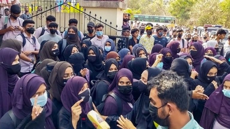 कॉलेज में धार्मिक पोशाक पहनने पर जोर न दें, अंतिम फैसले का इंतजार करें: बुर्का विवाद पर कर्नाटक हाईकोर्ट, अब सोमवार को सुनवाई