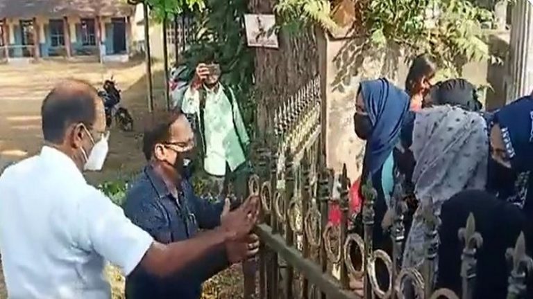 कर्नाटक में स्कूल का विवाद कॉलेज तक पहुँचा, हिजाब में पहुँचीं 20 मुस्लिम छात्राएँ: प्राचार्य ने कहा – यूनिफॉर्म में आओ