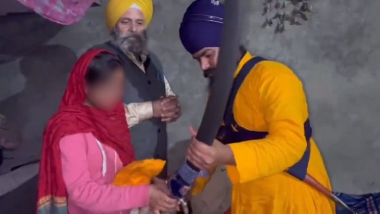 ‘सिख कौम जिहादी आ, बदला लावेगी’: कस्तूरबा नगर पहुँचे निहंगों ने दिल्ली गैंगरेप पीड़िता को भेंट की तलवार, अफवाह फैलाने के मामले में 2 पर FIR