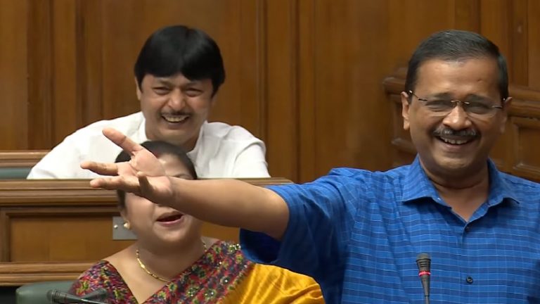 ‘चंद मुस्लिम वोटों के लिए.. महिलाओं-बच्चों की लाशों पर बेशर्म हँसी… केजरीवाल की करतूत अपनी माँ के चरित्र पर सवाल उठाने जैसा’