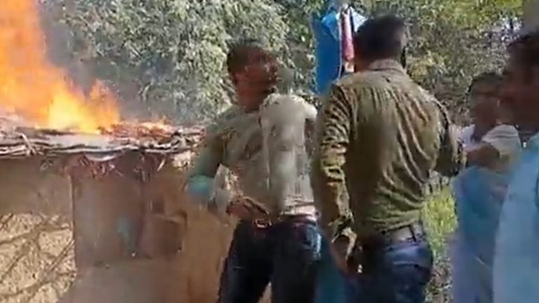 अवैध तरीके से लगाई गई आंबेडकर की मूर्ति हटाने पर बवाल: SDM को ज़िंदा जलाने की कोशिश, कई घरों को फूँक डाला, सरकार जमीन पर जमा लिया था कब्ज़ा