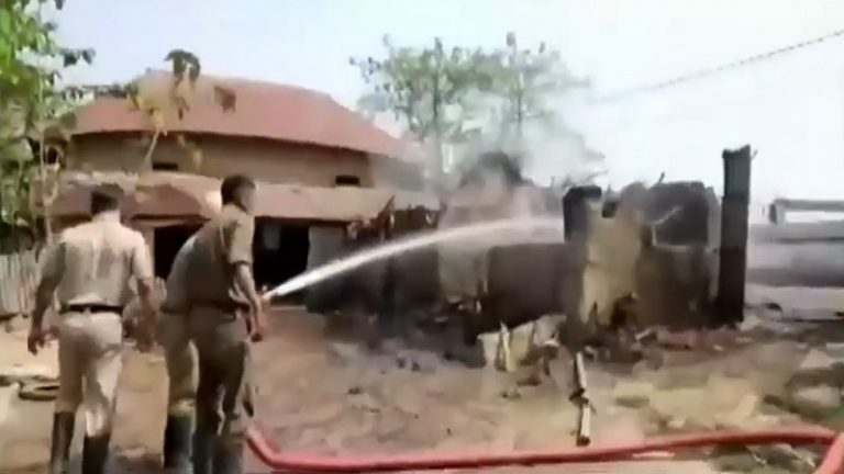 बंगाल में TMC नेता भादू शेख की मौत के बाद बवाल, भीड़ ने घर बंद कर लोगों को ज़िंदा जलाया: 8 की मौत