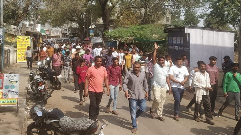 आदिवासी लड़की को ले भागा 3 बच्चों का अब्बा आमिर: हिन्दुओं का प्रदर्शन, खंडवा में 2 महीने में ‘लव जिहाद’ का चौथा मामला