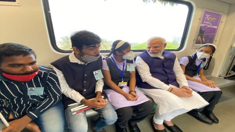 ‘जो समाज में बड़े लोग कहे जाते हैं, उन्हें भी मेट्रो में चलने की आदत डालनी चाहिए’: PM मोदी ने ₹11400 करोड़ की पुणे मेट्रो का किया उद्घाटन