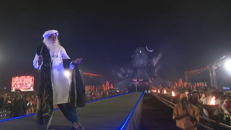 महाशिवरात्रि पर ‘अली मौला’ पर नाचते सद्गुरु, ‘बाबा फरीद’ के बारे में बताता गायक: वीडियो देख लोगों ने पूछा – ‘पीर फकीर बनने की तैयारी?’