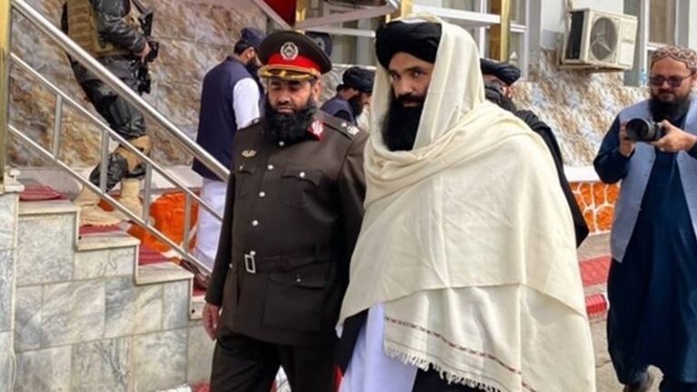 हाथ मिलाने की कोशिश करते रह गए Pak राजदूत, आगे बढ़ गया हक्कानी: अमेरिका ने जिस पर रखा है ₹77 करोड़ का इनाम, 15 साल से जिसकी तलाश – वो अब ‘गृह मंत्री’