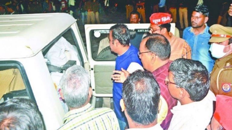 जेल की हवा खा सकते हैं अधिकारियों की गाड़ियाँ चेक करने वाले सपाई: मतगणना से पहले मचाया था उत्पात, अब होगी कार्रवाई