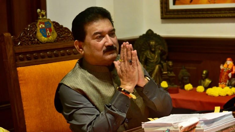 ‘मातोश्री’ को ₹50 लाख की घड़ी, ₹2 करोड़ के अन्य गिफ्ट्स: IT विभाग कर रहा है जाँच, 71 संपत्तियों और हवाला से जुड़ा है मामला