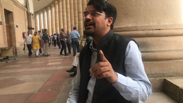 काश! पीयूष बबेले की शेरो-शायरी की तरह ही हल्की होती कश्मीरी हिंदुओं की व्यथा