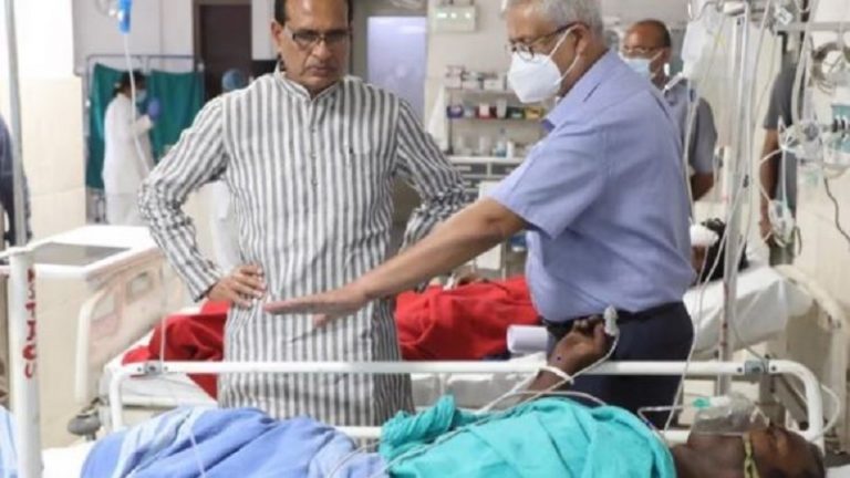 मुस्लिम भीड़ की आदिवासियों से झड़प, गोली चलने से एक की मौत, 50 घायल: कई घरों, दुकानों और गाड़ियों को भी फूँका