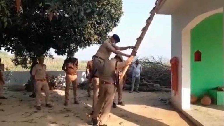 उत्तर प्रदेश में लाठी-डंडों से पीट कर साधु की हत्या, मंदिर परिसर में मिला लहूलुहान शव: कुटिया में रहते थे