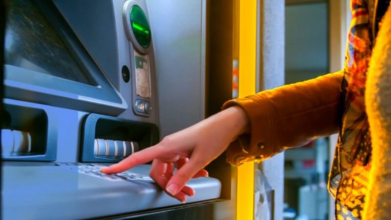 अब ATM से पैसा निकालने के लिए डेबिट कार्ड का झंझट खत्म: RBI ने कहा- सभी बैंकों के ATM नेटवर्क पर बिना कार्ड के नकदी निकालने की मिलेगी सुविधा
