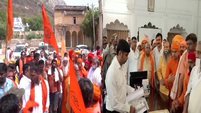 राजस्थान के राजगढ़ में मंदिर तोड़े जाने के खिलाफ निकाला गया विरोध मार्च