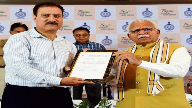 तीन दशक बाद कश्मीरी पंडितों को उनकी जमीन का मिला मालिकाना हक: हरियाणा के CM खट्टर ने वचनपूर्ति मिशन के तहत सौंपे कागजात