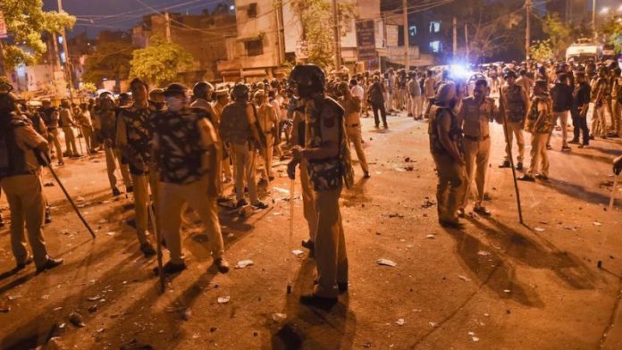 दिल्ली के जहाँगीरपुरी में तैनात पुलिस