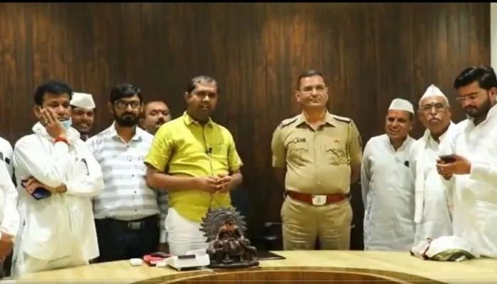 वारकरी समुदाय के लोग और इंस्पेक्टर केके पाटिल