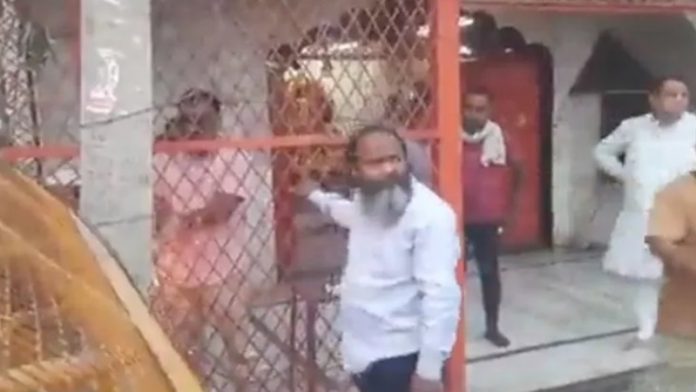 दिल्ली के जहाँगीरपुरी में हिंदुओं ने ही मंदिर के अतिक्रमण को हटा दिया।