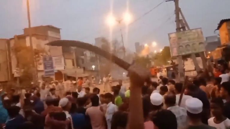 ‘अल्लाहु अकबर’ नारे के साथ हनुमान शोभा यात्रा पर भीड़ का हमला, दिल्ली में गोलीबारी और पत्थरबाजी: कई पुलिसकर्मी भी घायल