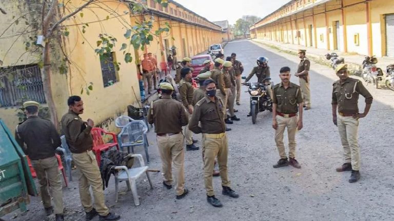 अपने नकाबपोश गुंडों के साथ आगजनी करता रहा कॉन्ग्रेस का पार्षद मतलूब अहमद, खामोश देखती रही पुलिस: छतों पर जमा थे पत्थर