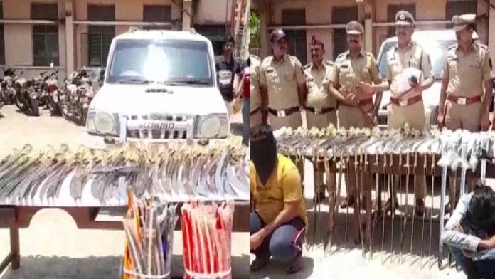 महाराष्ट्र में बरामद किए गए तलवार और खंजर