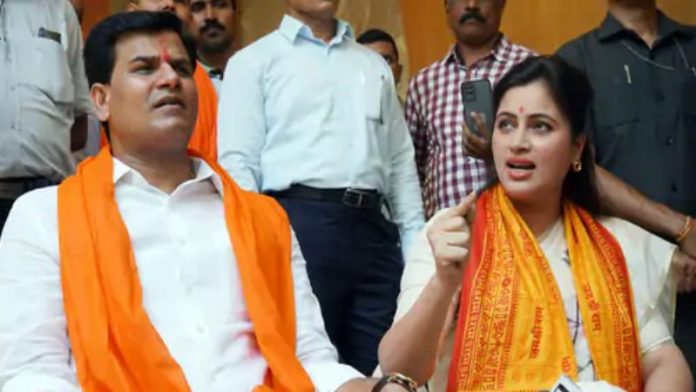 सांसद नवनीत राणा अपने विधायक पति के साथ