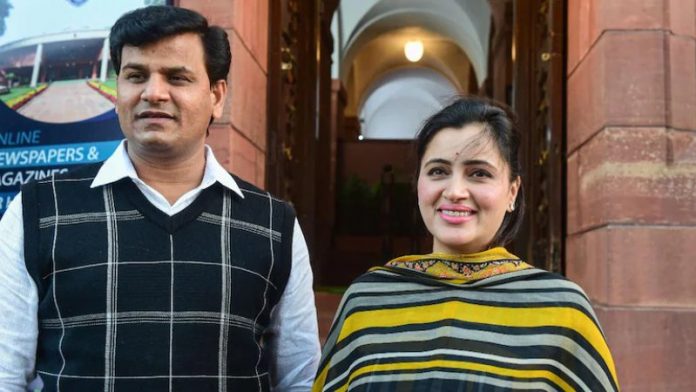 विधायक पति रवि राणा के साथ नवनीत राणा