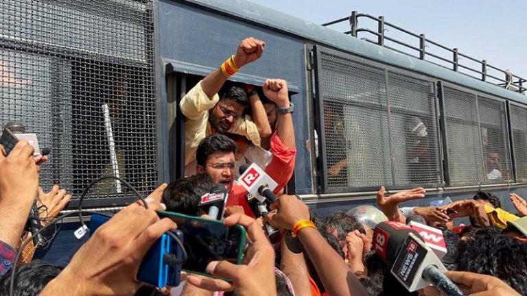 कई भाजपा नेताओं समेत हिरासत में लिए गए BJYM अध्यक्ष तेजस्वी सूर्या, ‘न्याय यात्रा’ के लिए पहुँचे हैं राजस्थान: करौली में हुई थी हिन्दू विरोधी हिंसा