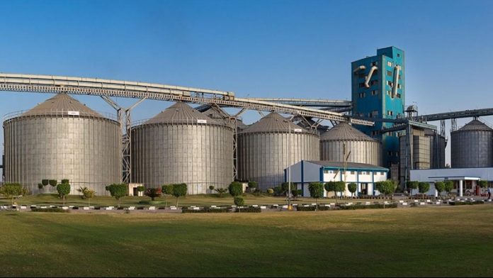 अडानी के साइलोस पर अपनी फसल बेच रहे किसान
