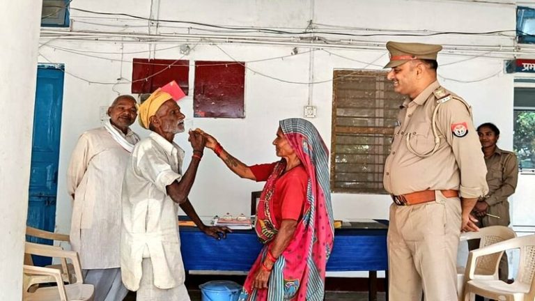 तोड़ती ही नहीं, जोड़ती भी है UP पुलिस: अलग-अलग रह रहे थे बुजुर्ग दंपती, थाने में करवाई सुलह; एक-दूसरे को मिठाई खिलाते Video वायरल