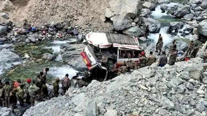 लद्दाख में जवानों को ले जा रही सेना की गाड़ी का एक्सीडेंट हुआ
