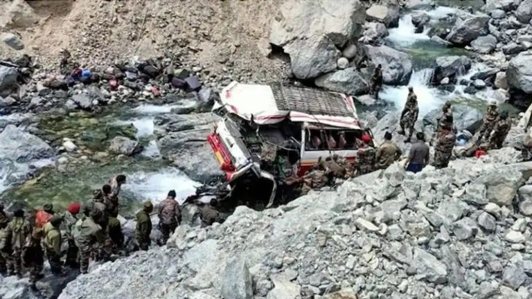 लद्दाख में सेना की बस फिसलकर 60 फीट नीचे श्योक नदी में गिरी, 7 जवान हुए बलिदान, 19 घायल: वीडियो आया सामने
