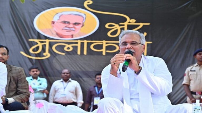शिकायत करने आई लड़की पर भड़के CM बघेल, आम लोगों को भी लगे डाँटने: वीडियो वायरल हुआ तो बोले – मुझे इसका दुःख