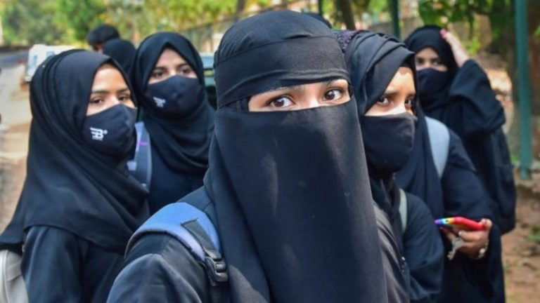 हिजाब पहन कर आने पर क्लास नहीं, मैंगलोर यूनिवर्सिटी का फैसला: दूसरी जगह एडमिशन चाहिए तो मिलेगी मदद