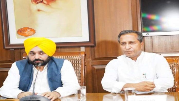 सीएम मान के साथ विजय सिंगला
