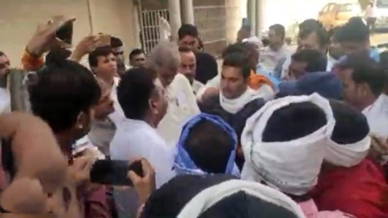 खरगोन पहुँचे कॉन्ग्रेस नेताओं को लोगों ने खदेड़ा, ‘दिग्विजय सिंह मुर्दाबाद’ के नारे: दंगे के बाद 25 दिन से मुस्लिम तुष्टिकरण में लगी थी पार्टी