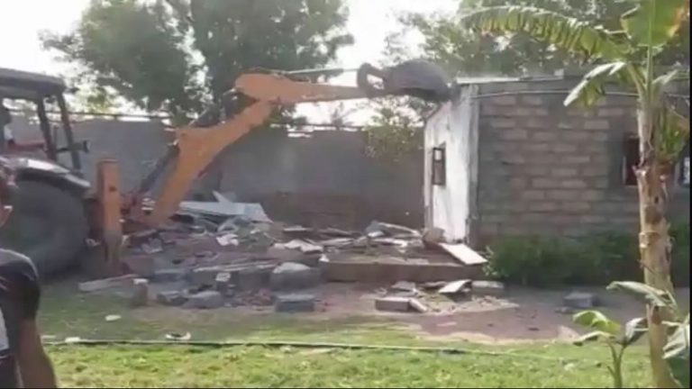 हनुमान चालीसा पर धमकी देने वाले सिराज की अवैध संपत्ति पर चला गुजरात सरकार का बुलडोजर, कहा था – मंदिर से माइक उतरवा लो, वरना…