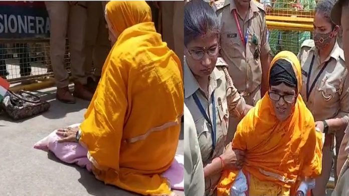 काशी विश्वनाथ के गेट पर महिला ने पढ़ी नमाज, हिरासत में ली गई