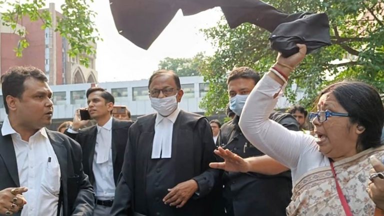 कॉन्ग्रेस नेताओं ने ही पी चिदंबरम को दिखाए काले झंडे, बताया ममता सरकार का ‘दलाल’: अपनी ही पार्टी के प्रदेश अध्यक्ष के खिलाफ लड़ रहे केस