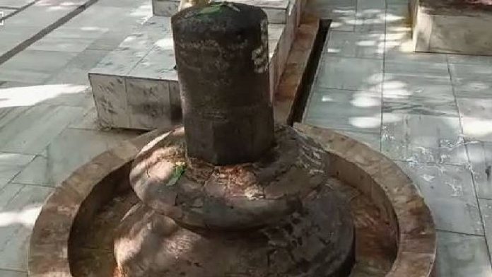 यूपी में शिवलिंग पर कुदाल से हमला