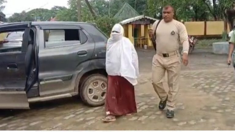 बीफ लेकर स्कूल पहुँचीं महिला प्रिंसिपल दलीमा, बच्चों के मीड डे मील में भी बाँटने को कहा: स्थानीय लोगों की शिकायत के बाद गिरफ्तार