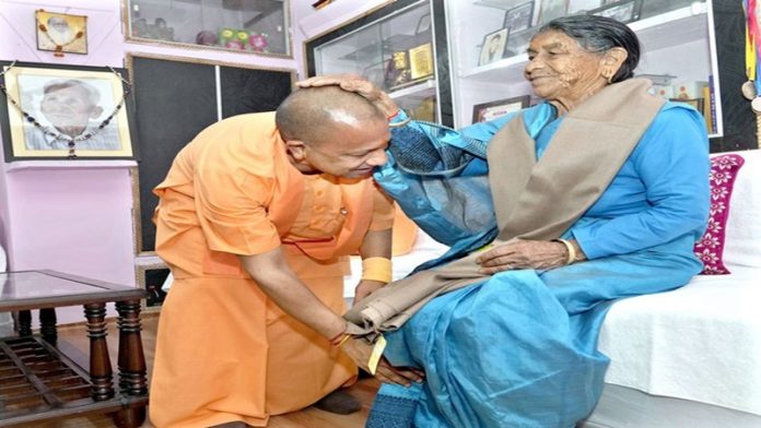 सीएम योगी, माँ
