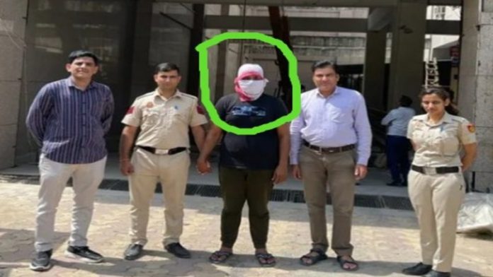 दिल्ली पुलिस महिलाओं फरहान