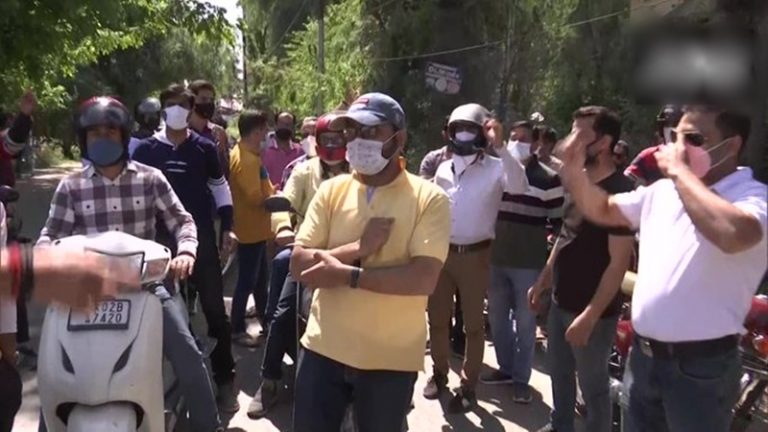 राहुल भट के बाद आतंकियों ने पुलिसकर्मी को घर में घुसकर मारी गोली: कश्मीरी पंडित बोले- सुरक्षा दो, वरना नौकरियों से देंगे इस्तीफा