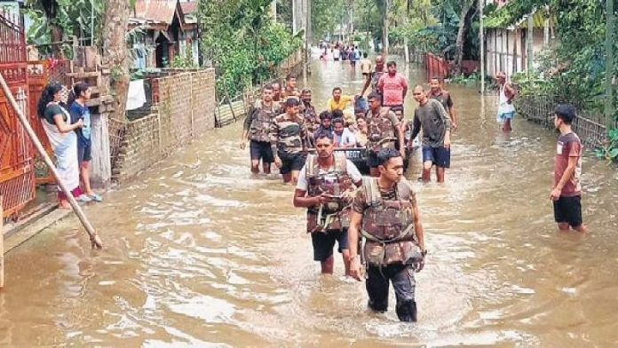 असम की बाढ़ में सैन्य अधिकारी ने पेश किया उदाहरण